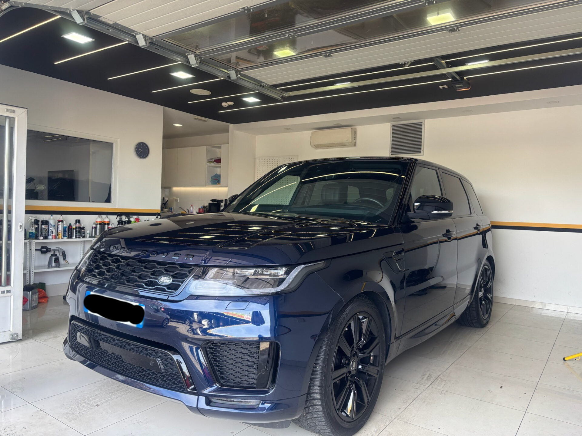 Visokokonkurentni crni Range Rover sa sjajnim spoljašnjim izgledom, parkiran u profesionalnom detailing centru u Beogradu.